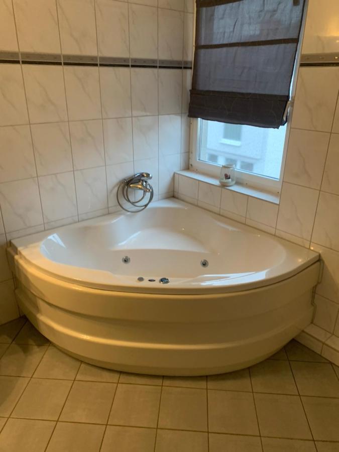Mainpark Apartment 4 Schlafzimmer Bis Zu 10 Personen Direkt Ueber Aschaffapartment Bei Aschaffenburg Mainaschaff Eksteriør bilde