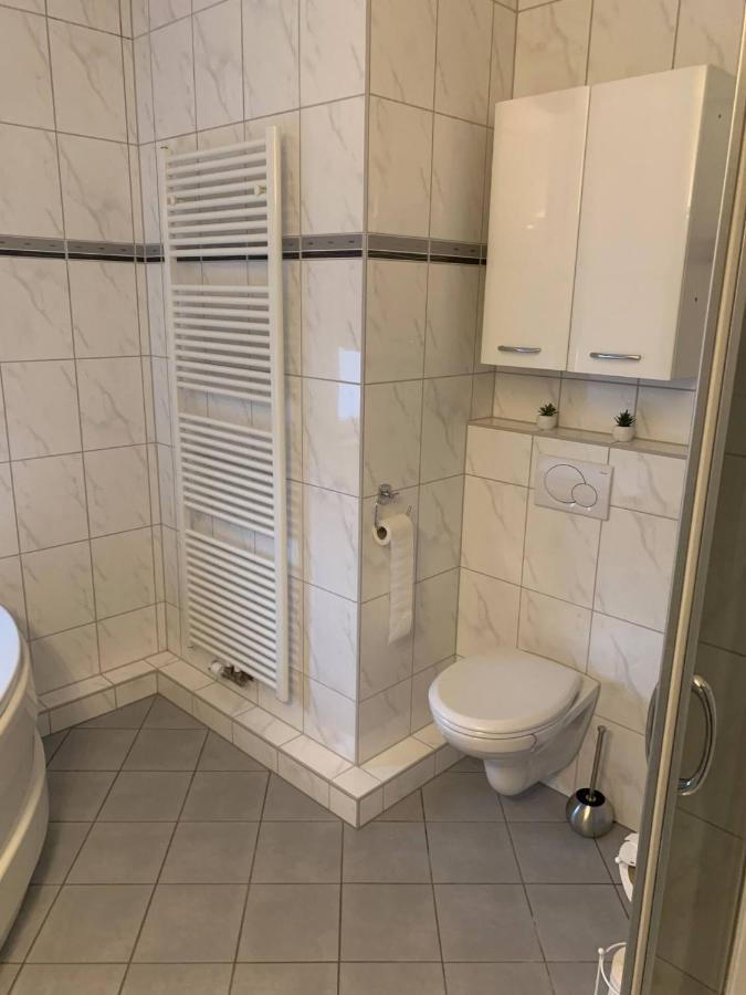 Mainpark Apartment 4 Schlafzimmer Bis Zu 10 Personen Direkt Ueber Aschaffapartment Bei Aschaffenburg Mainaschaff Eksteriør bilde