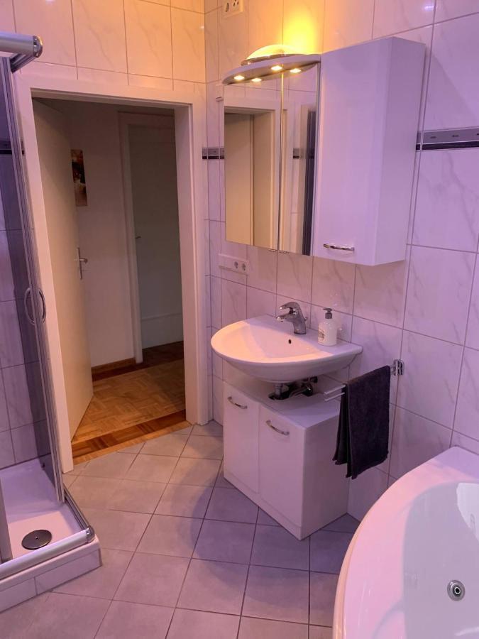 Mainpark Apartment 4 Schlafzimmer Bis Zu 10 Personen Direkt Ueber Aschaffapartment Bei Aschaffenburg Mainaschaff Eksteriør bilde